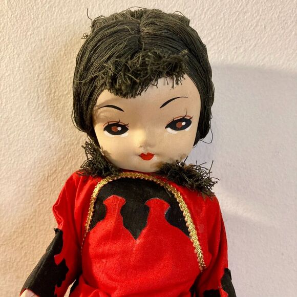 Vintage 70s East Asian Pose Doll in Traditional Costume with Cat/Dragon Slippers - Picture 2 of 4